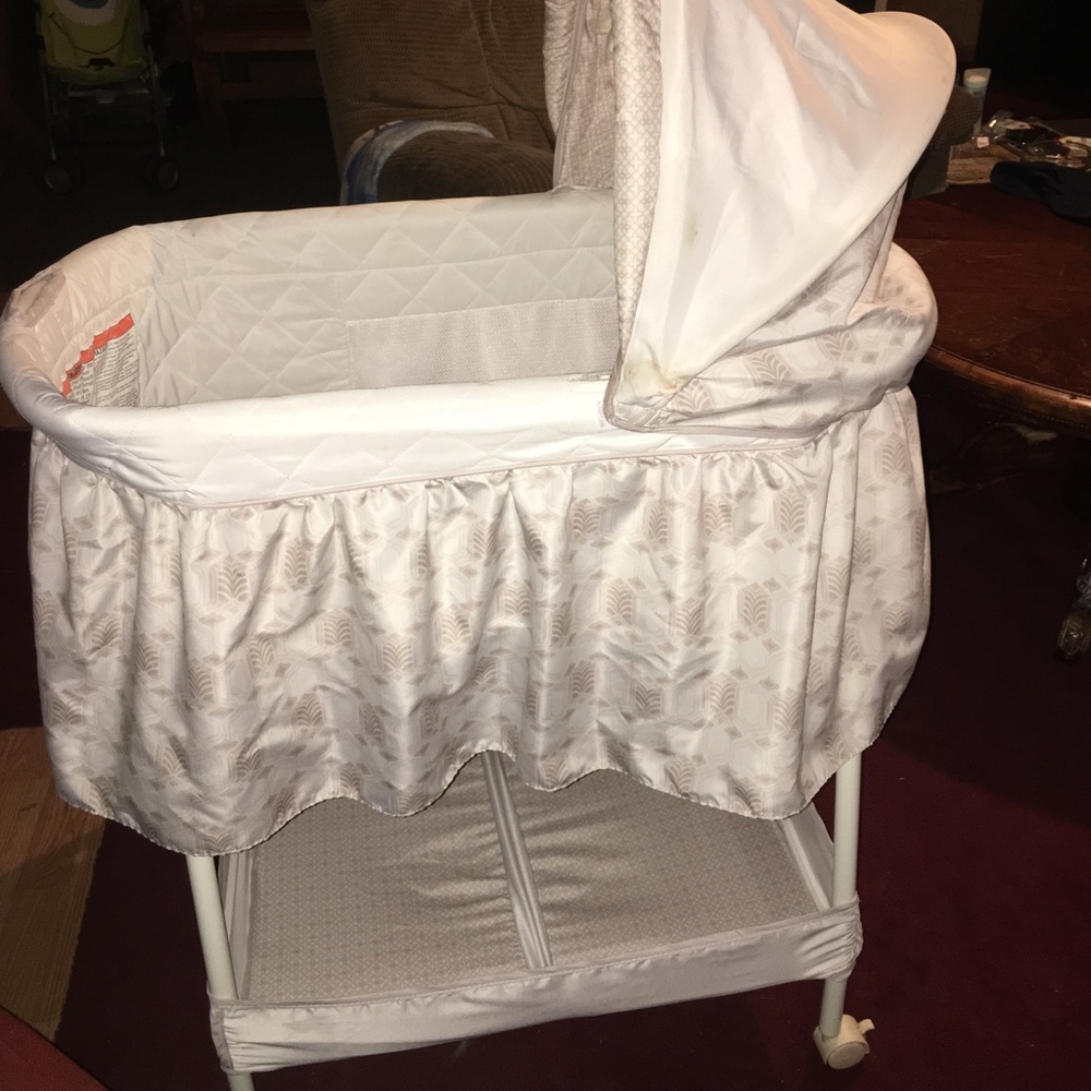 Bassinet - Picture 4 of 4